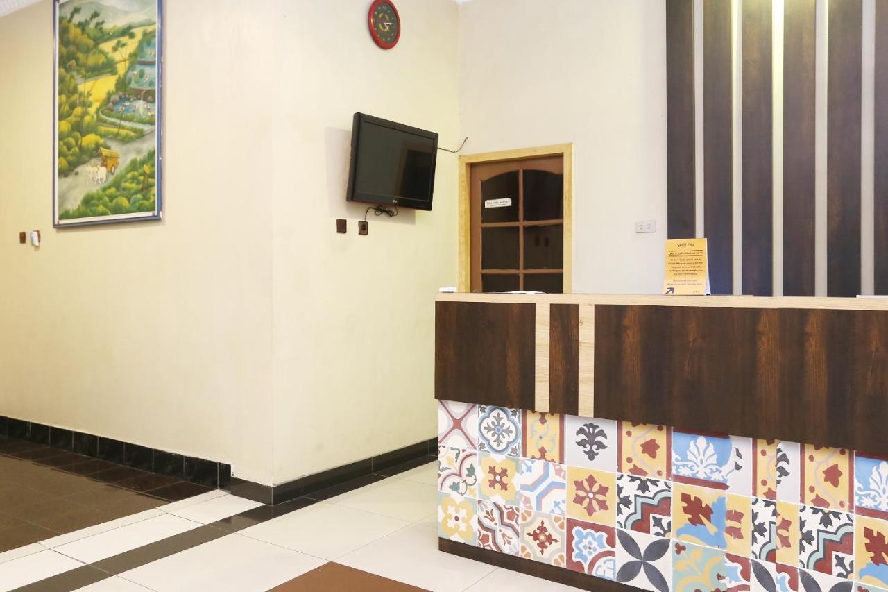 Spot On 2358 Aster Homestay Melati Esterno foto