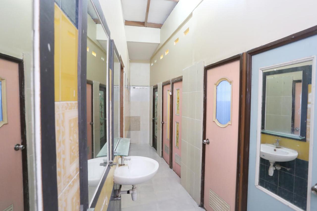 Spot On 2358 Aster Homestay Melati Esterno foto
