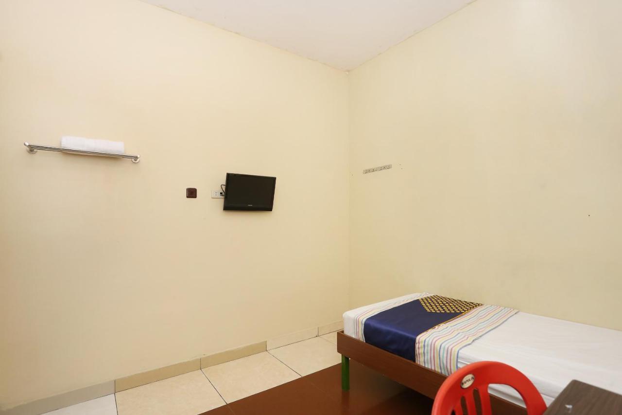 Spot On 2358 Aster Homestay Melati Esterno foto