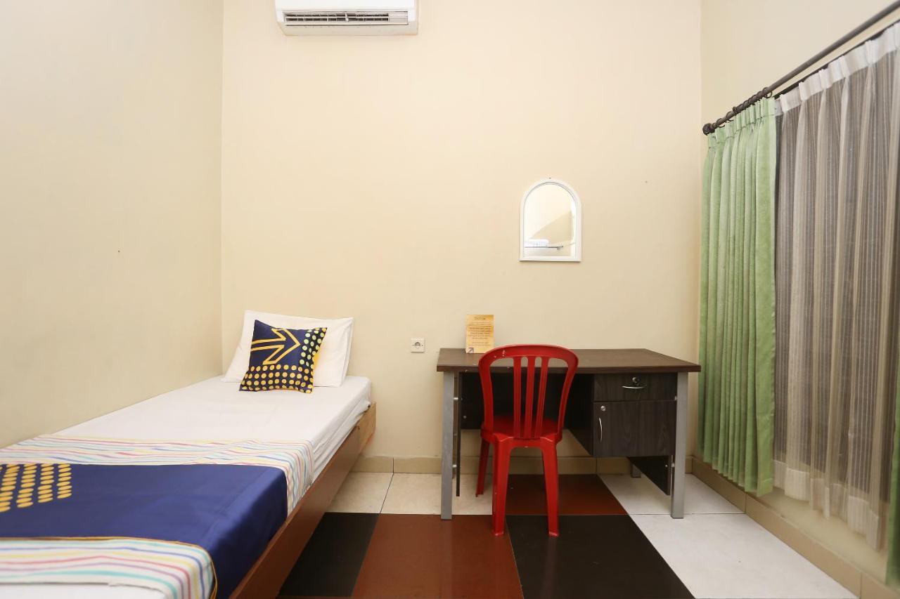 Spot On 2358 Aster Homestay Melati Esterno foto