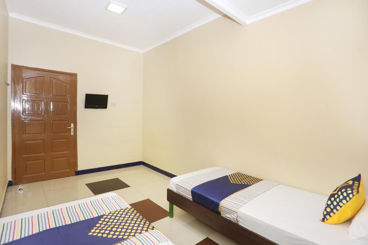 Spot On 2358 Aster Homestay Melati Esterno foto