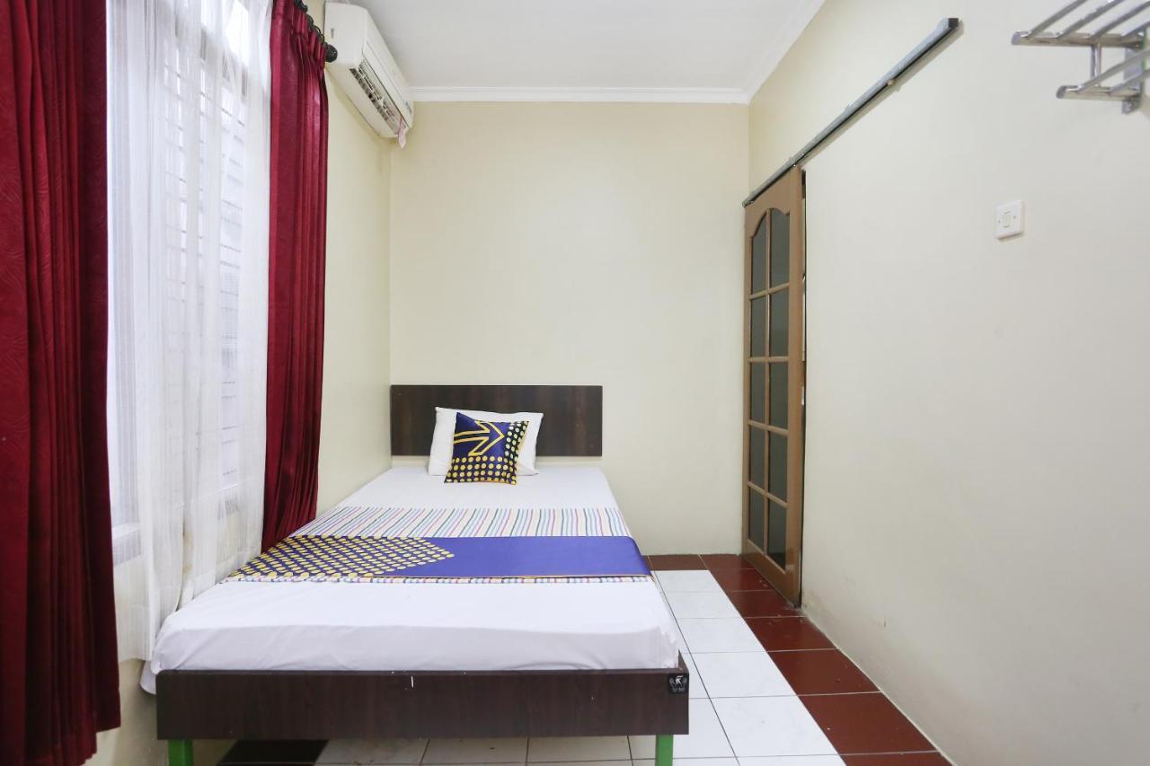Spot On 2358 Aster Homestay Melati Esterno foto
